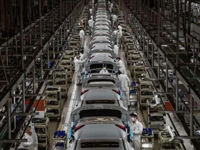 Sản lượng ô tô toàn cầu ước giảm 2,6 triệu xe trong hai năm 2022 và 2023 vì xung đột Nga - Ukraine. Ảnh: AFP