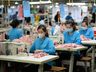 Ông Thân Đức Việt, Tổng giám đốc May 10, lùi thời điểm tăng lương tối thiểu vùng sẽ giúp các doanh nghiệp có thêm thời gian chuẩn bị nguồn lực tốt hơn.