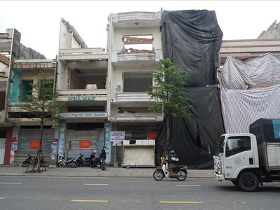 Các ngôi nhà kề Sân vận động Chi Lăng, Đà Nẵng đang được tháo dỡ để bàn giao mặt bằng sạch cho cơ quan có thẩm quyền. Ảnh: P.V