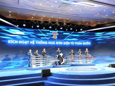 Thủ tướng Chính phủ: “Triển khai hóa đơn điện tử, tạo thuận lợi tối đa, giảm tối đa tất cả chi phí cho người nộp thuế chính là thu lòng dân để thu thuế”.