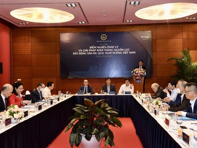 Tọa đàm “Điểm nghẽn pháp lý và giải pháp khơi thông nguồn lực bất động sản du lịch, nghỉ dưỡng Việt Nam” chiều ngày 21/4.