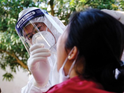 Các nghiệp vụ có rủi ro cao như bảo hiểm sức khỏe sẽ được khai thác thận trọng thời dịch. Ảnh: Dũng Minh