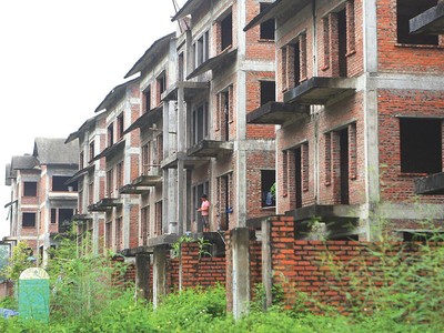 Thiếu vốn là nguyên nhân chính khiến nhiều dự án phải dừng thi công. Ảnh: Dũng Minh