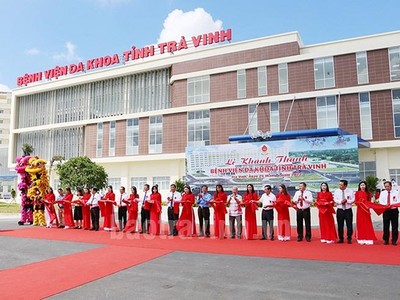 Lãnh đạo tỉnh Trà Vinh cắt băng khánh thành Bệnh viện Đa khoa tỉnh Trà Vinh. Ảnh: Báo Trà Vinh online