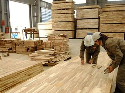 Mỹ gia hạn thời gian ban hành kết luận trong vụ việc điều tra phòng vệ thương mại với gỗ dán cứng từ Việt Nam.