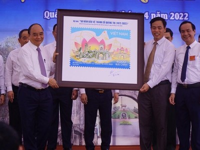 Chủ tịch nước đóng dấu, ký phát hành bộ tem đặc biệt tại Quảng Trị