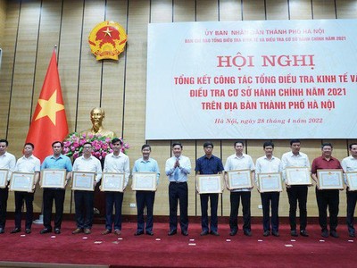 Phó Chủ tịch UBND Thành phố Hà Minh Hải trao Bằng khen của Chủ tịch UBND Thành phố Hà Nội cho các tập thể đạt thành tích. 