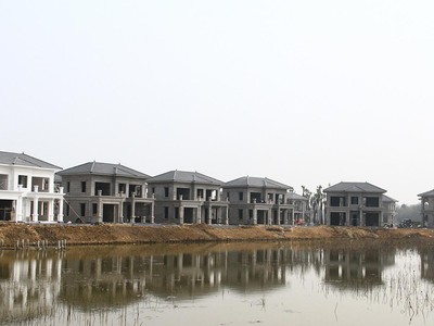 Nhiều doanh nghiệp đang đẩy nhanh tốc độ thi công dự án. 