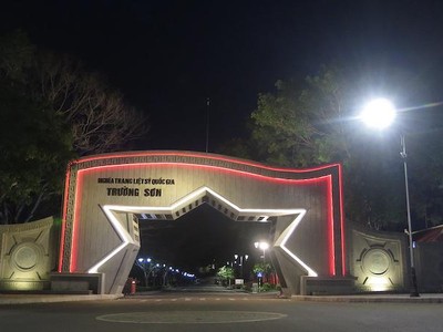 Cổng chính Nghĩa trang Liệt sĩ Quốc gia Trường Sơn đã được nâng cấp, trang trí bằng hệ thống chiếu sáng hiện đại, mỹ thuật (Ảnh: K.T)