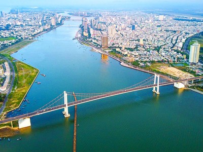 Với chiến lược “hạ tầng đi trước”, nhiều cây cầu nối 2 bờ sông Hàn, mở rộng đô thị về phía Đông để phát triển du lịch, Đà Nẵng đã chuyển mình mạnh mẽ