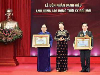 Chủ tịch Quốc hội Nguyễn Thị Kim Ngân trao danh hiệu Anh hùng Lao động thời kỳ đổi mới cho ông Lê Văn Kiểm và bà Trần Cẩm Nhung (năm 2020).