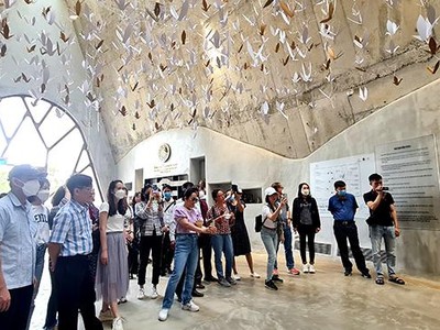 Du khách tham quan Bảo tàng thế giới cà phê, tại Đăk Lăk. (Ảnh Hồ Hạ)