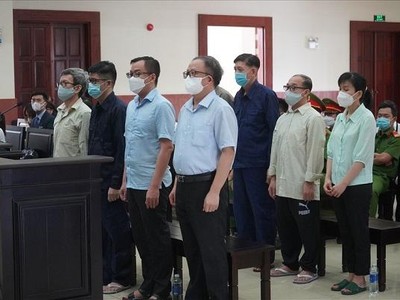 Các bị cáo tại phiên tòa phúc thẩm sáng ngày 5/5.