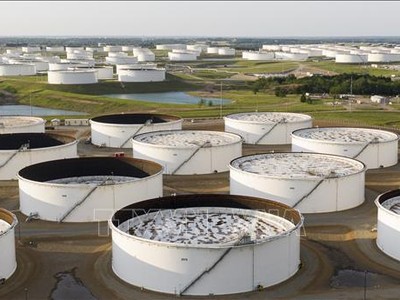 Các bể chứa dầu tại một cơ sở dự trữ ở Cushing, bang Oklahoma, Mỹ. Ảnh: AFP/TTXVN