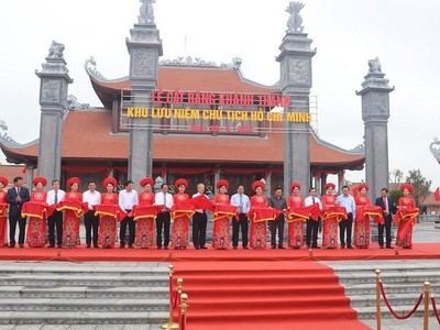 Thủ tướng Phạm Minh Chính cùng lãnh đạo Trung ương, lãnh đạo tỉnh Thái Bình cắt băng khánh thành Khu lưu niệm Chủ tịch Hồ Chí Minh tại xã Nam Cường, huyện Tiền Hải.