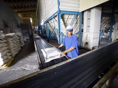 Vẫn còn không ít doanh nghiệp phải trì hoãn hoặc hủy bỏ kế hoạch kinh doanh vì những phiền hà về cấp giấy phép kinh doanh có điều kiện. Ảnh: Đ.T