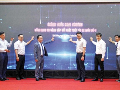 Khai trương Cổng dịch vụ công cấp đổi giấy phép lái xe mức độ 4 tại Sở Giao thông - Vận tải Hải Phòng ảnh: Ngọc Sơn