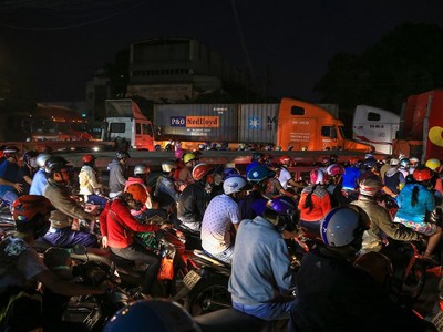 Kẹt xe ở vòng xoay An Phú