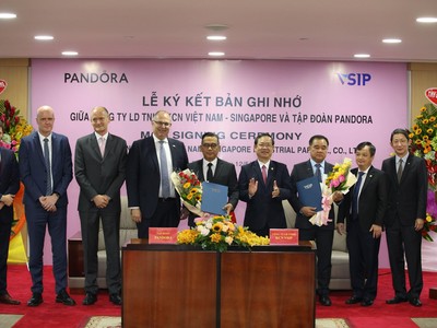 Đại diện các bên tại buổi ký kết chiều ngày 12/5 tại Bình Dương