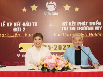 Lãnh đạo VASS (bên trái) quyết định rót vốn đợt 2 vào hệ thống Vua Cua ngày 5/5/2022 và cung cấp gói Bảo hiểm Chất lượng sản phẩm cho hệ thống nhà hàng 