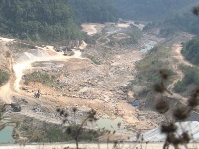 Chân đập hồ thủy điện Thượng Kon Tum. Ảnh: P.V