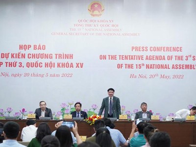 Tổng thư ký Quốc hội Bùi Văn Cường chủ trì họp báo.