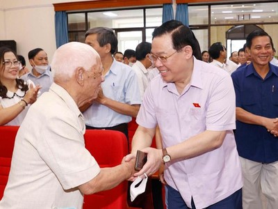 Chủ tịch Quốc hội Vương Đình Huệ tiếp xúc cử tri trước kỳ họp thứ ba của Quốc hội.