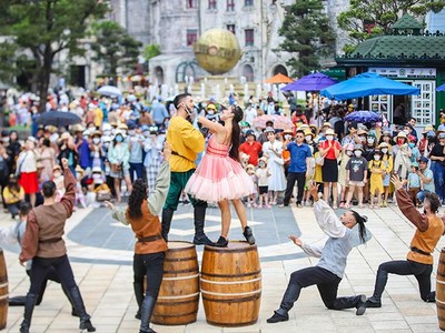 Du khách xem show diễn tại Sun World Ba Na Hills