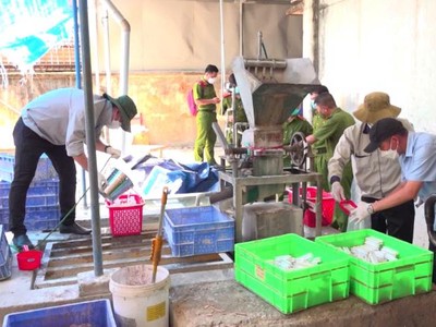 Công an kiểm tra khu vực nghiền bóng đèn hỏng tại Xí nghiệp Đèn ống