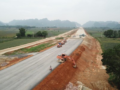 Thi công cao tốc Bắc - Nam đoạn Mai Sơn - Quốc lộ 45.