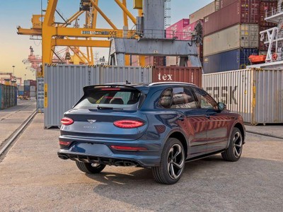 Mẫu SUV mới nhất của Bentley cập cảng Đình Vũ (Hải Phòng) cùng màu sơn Windsor Blue, đã sẵn sàng để bàn giao đến tay chủ nhân