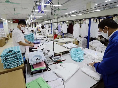 Các doanh nghiệp Việt đang nỗ lực đầu tư để khai thác cơ hội từ thị trường Mỹ. Trong ảnh: Dây chuyền sản xuất hàng xuất khẩu của May 10. Ảnh: Đ.Thanh