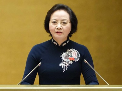 Bộ trưởng Bộ Nội vụ Phạm Thị Thanh Trà trình bày tờ trình dự án luật.