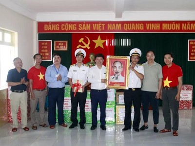 Đoàn công tác Ban Tuyên giáo Trung ương thăm, tặng quà quân dân đảo Trường Sa