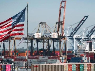 Bãi xếp container tại cảng Los Angeles, Mỹ. Ảnh: AFP