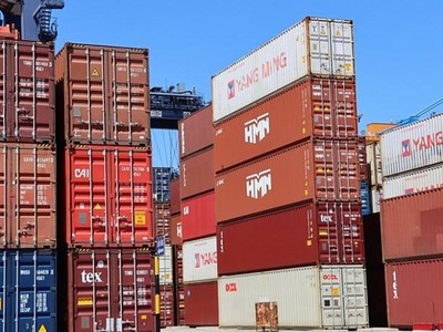 Sản xuất phục hồi nhanh trong quý 4/2021, nhờ thích ứng an toàn, linh hoạt với dịch bệnh, đã đưa cán cân thương mại xuất siêu trên 4 tỷ USD trong cả năm 2021.