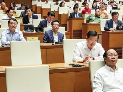 Khu vực ngoài cùng bên trái phòng họp Diên Hồng, nơi các thành viên Chính phủ không phải đại biểu Quốc hội dự khán, trong đó có nhiều vị sẵn sàng "chia lửa" với các Bộ trưởng trả lời chất vấn chính.