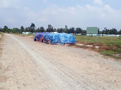 Nhiều dự án đất nền còn chưa hoàn thiện hạ tầng. Ảnh: Việt Dũng