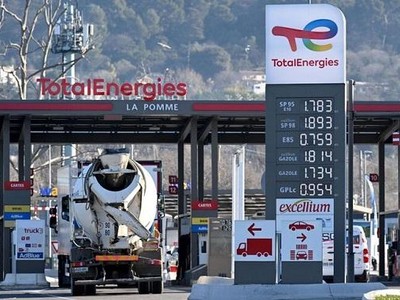 Các chuyên gia dự báo cầu tiêu thụ xăng dầu của Mỹ sẽ tăng cao vào mùa du lịch hè, cộng với việc Trung Quốc nới lỏng phong tỏa chống dịch Covid-19 sẽ đẩy giá dầu thế giới tăng cao hơn nữa. Ảnh: AFP