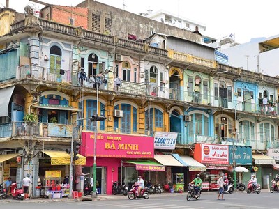 Nhiều chung cư cũ chậm được cải tạo do vướng cơ chế. Trong ảnh: chung cư 440 - Trần Hưng Đạo (quận 5, TP.HCM) xuống cấp nghiêm trọng