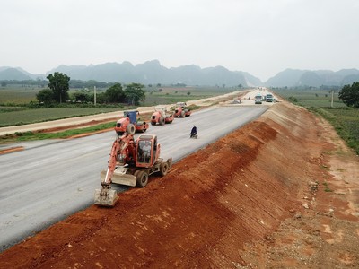 Thi công lớp cấp phối đá dăm tại Dự án cao tốc Bắc - Nam, đoạn Mai Sơn - Quốc lộ 45.