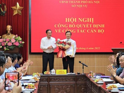 Phó Chủ tịch Thường trực UBND Thành phố Hà Nội Lê Hồng Sơn trao Quyết định và chúc mừng ông Mai Xuân Trường, chiều 6/6.