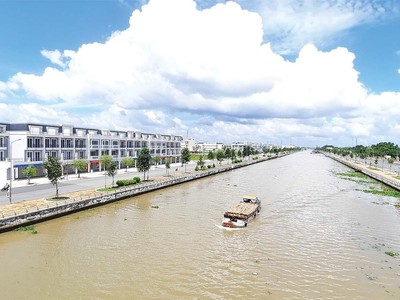 Phát triển đô thị là một trong những trụ cột được Hậu Giang tập trung thu hút đầu tư. Trong ảnh: Khu đô thị mới hình thành trên bờ kênh xáng Xà No (TP. Vị Thanh, Hậu Giang)