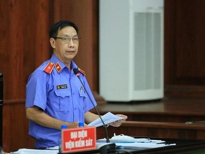 Đại diện Viện KSND cấp cao tại TP.HCM nêu quan điểm luận tội trong phiên phúc thẩm ngày 7/6. (Ảnh: Nhật Thịnh)