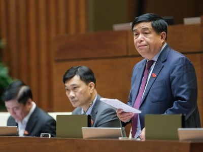 Bộ trưởng Bộ Kế hoạch và Đầu tư Nguyễn Chí Dũng giải trình trước Quốc hội về một số cơ chế, chính sách đặc thù thí điểm cho Khánh Hòa.