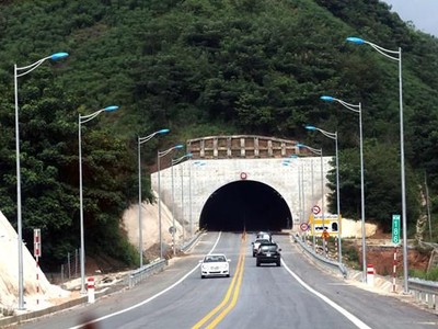 Hầm xuyên núi dài 530m trên tuyến cao tốc Nội Bài-Lào Cai, tại địa phận giáp ranh giữa Yên Bái và Lào Cai. (Ảnh: Huy Hùng/TTXVN)