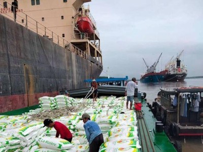 Tuyến vận tải thủy xuyên biên giới Việt Nam – Campuchia đã bước sang năm thứ 12 khai thác và là hành lang vận tải hữu hiệu nối ASEAN và khu vực. (Ảnh: Nguyễn Quốc Dũng).