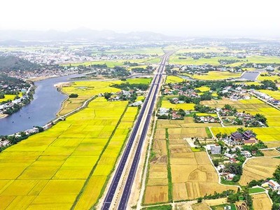 Tuyến Quốc lộ 19 mới nối Bình Định với các tỉnh Tây Nguyên, giúp các địa phương này tiến gần tới giấc mơ xuyên Á. Ảnh: Nguyễn Dũng 