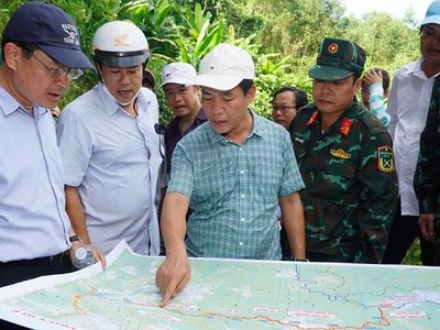 Chủ tịch UBND Thừa Thiên Huế Nguyễn Văn Phương khảo sát tuyến đường nối Nam Đông lên huyện A Lưới - Ảnh: H.B