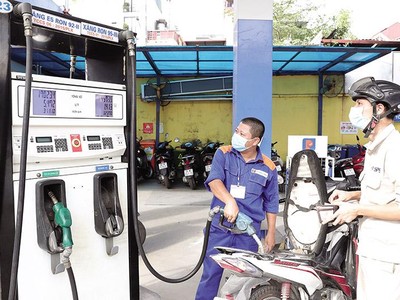 Bộ Tài chính đã phát đi thông điệp sẽ giảm thuế nhập khẩu xăng dầu và kiến nghị Ủy ban Thường vụ Quốc hội tiếp tục giảm thuế bảo vệ môi trường